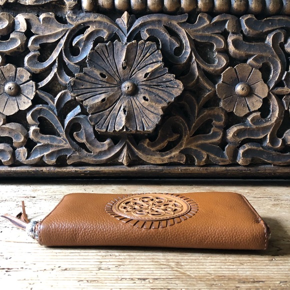 RARE Brighton Ferrara Medallion Zip Around Luggage Leather Crossbody Wallet Bag - Picture 9 of 17
